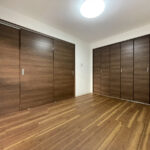 間仕切りを開いても閉じても使える、便利で自由度の高い一室です!(内装) 間仕切りを開いても閉じても使える、便利で自由度の高い一室です!(内装)